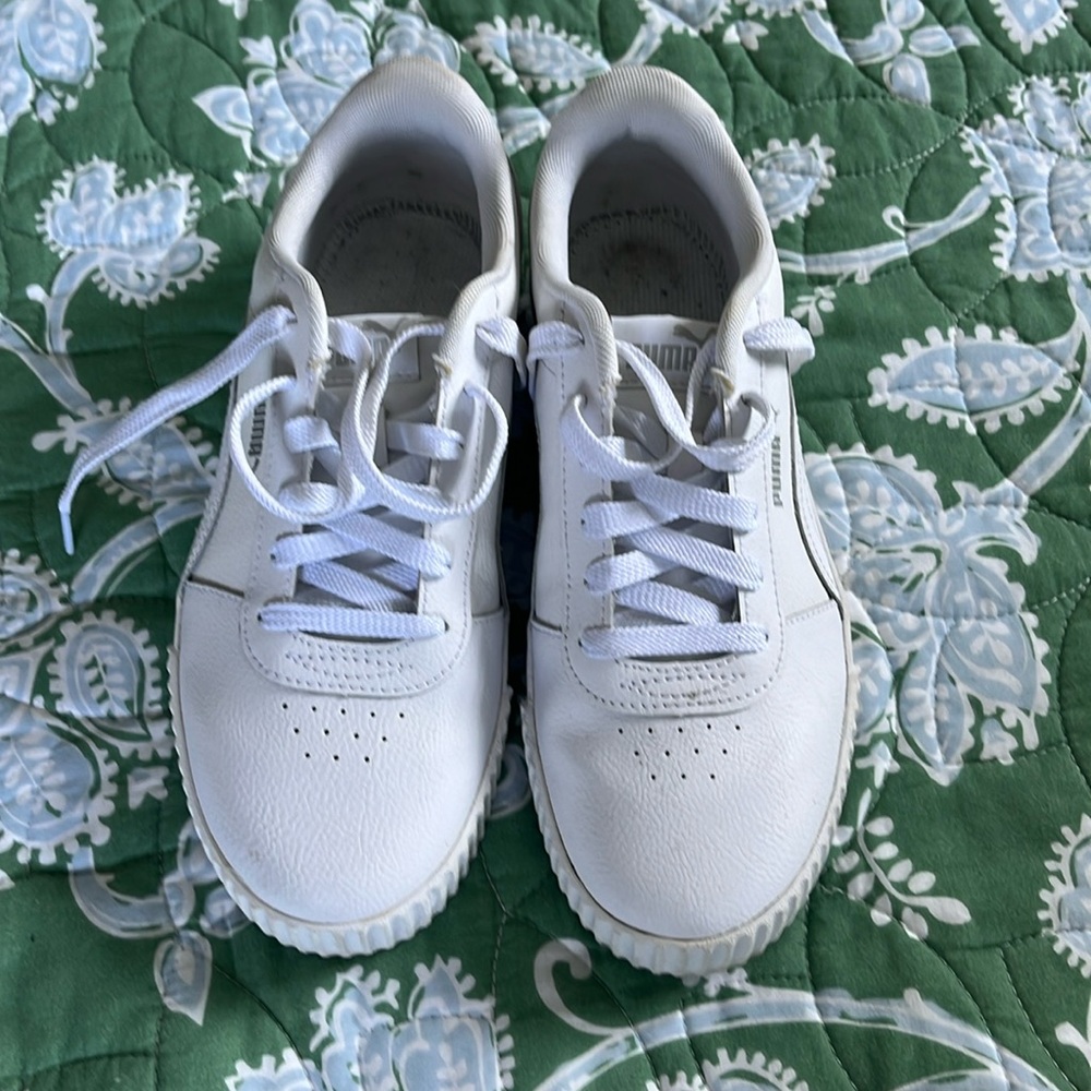 Woman’s Puma sneakers white 9.5